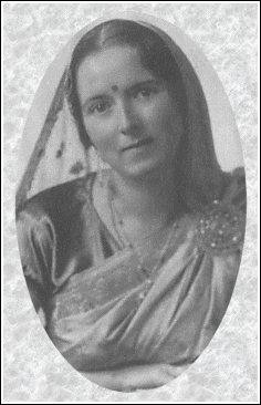Savitri Devi en Inde, vers 1935.]